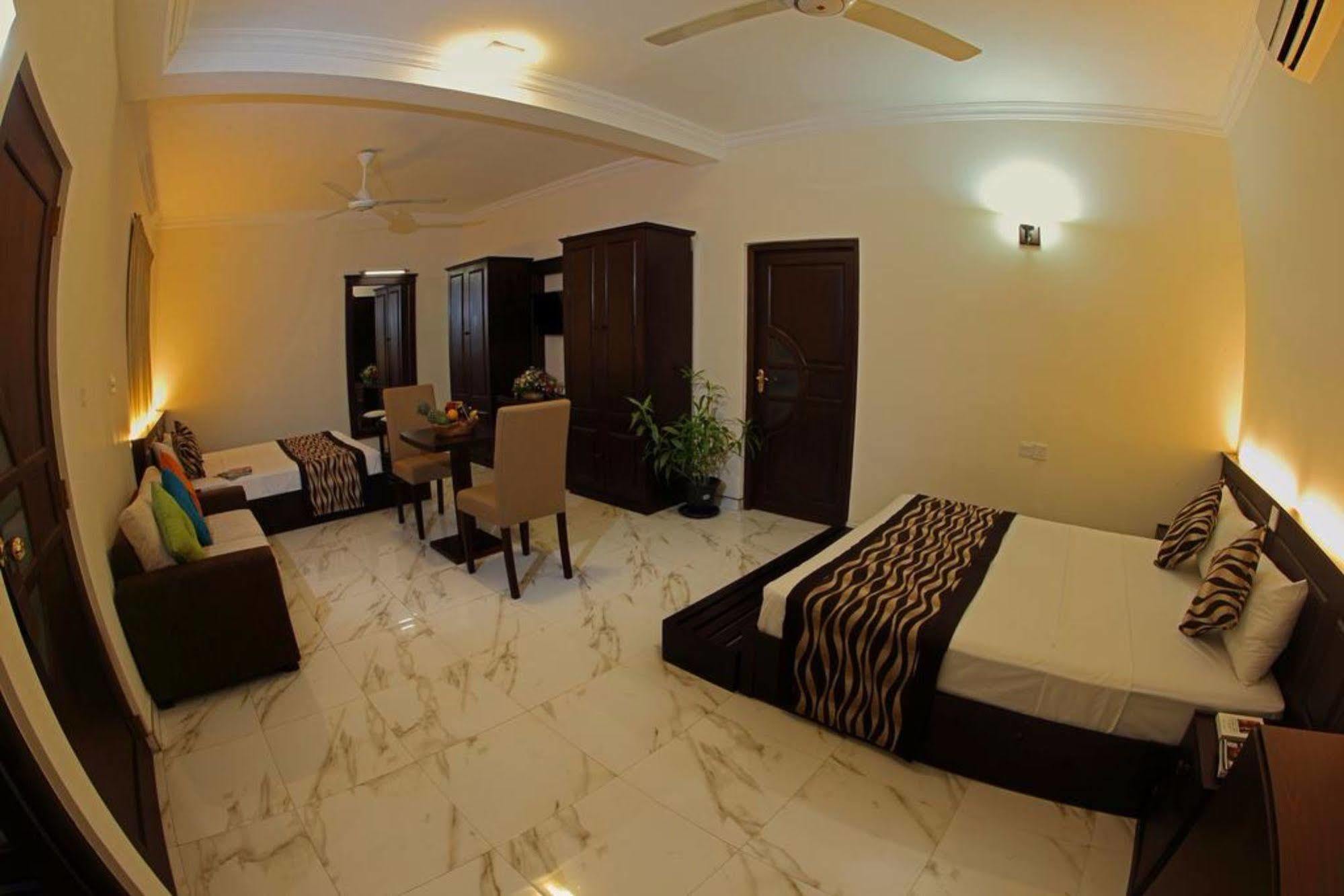 Cafe Aroma Hotel 4*