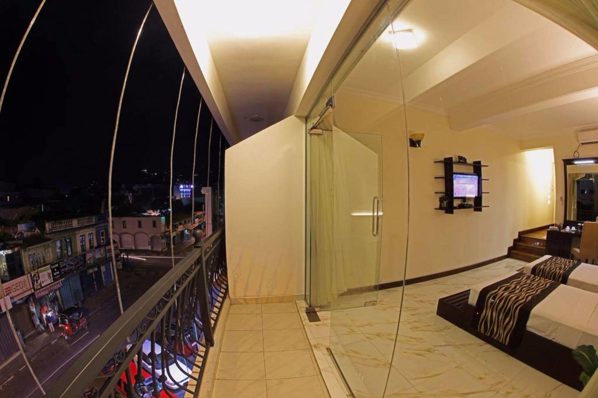 Hotel Cafe Aroma Kandy